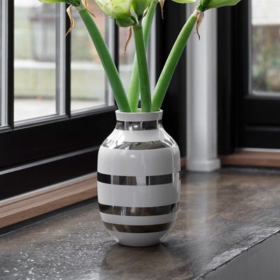 Den populära Kähler-vasen kommer nu med eleganta silverränder!