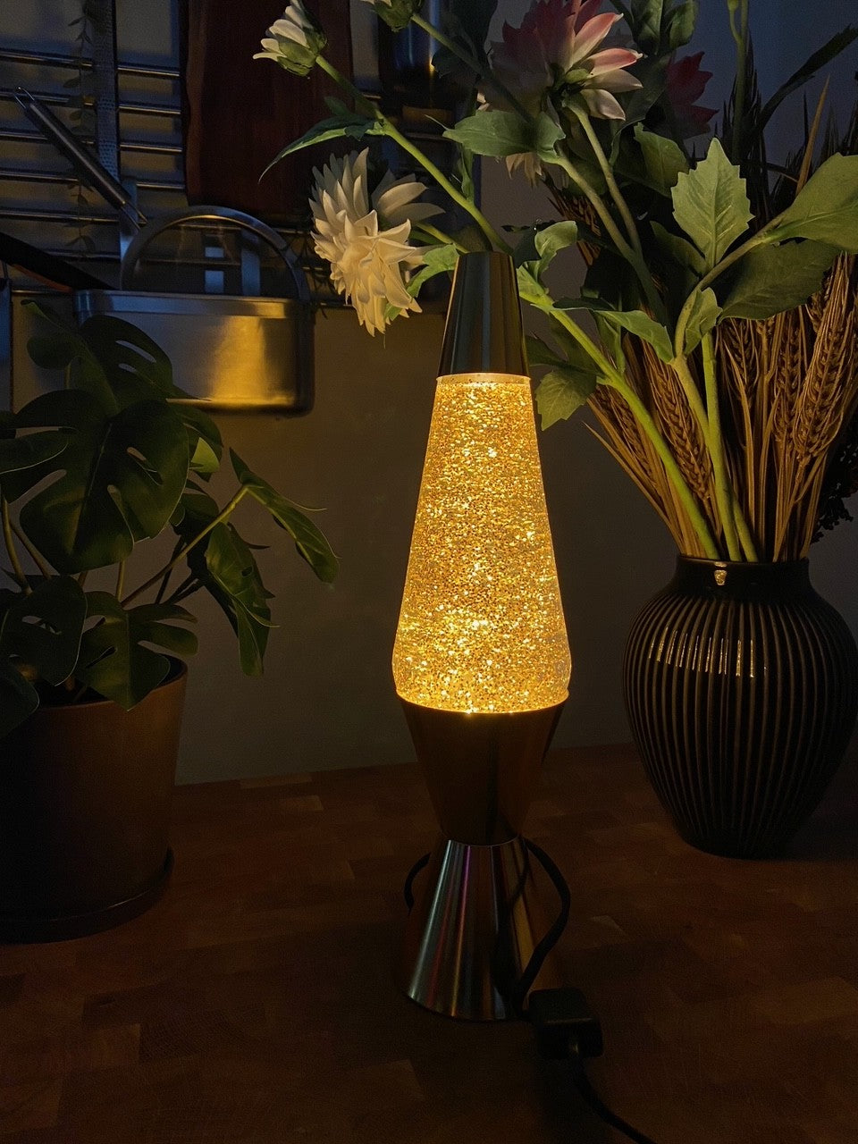 Glitterlampa guld med guldglitter 7,5 x40cm